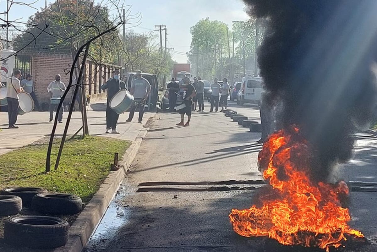 Protesta de los trabajadores de Fratelli Branca Destilerías por el pago de salarios. (Fotos / Delegados Branca)