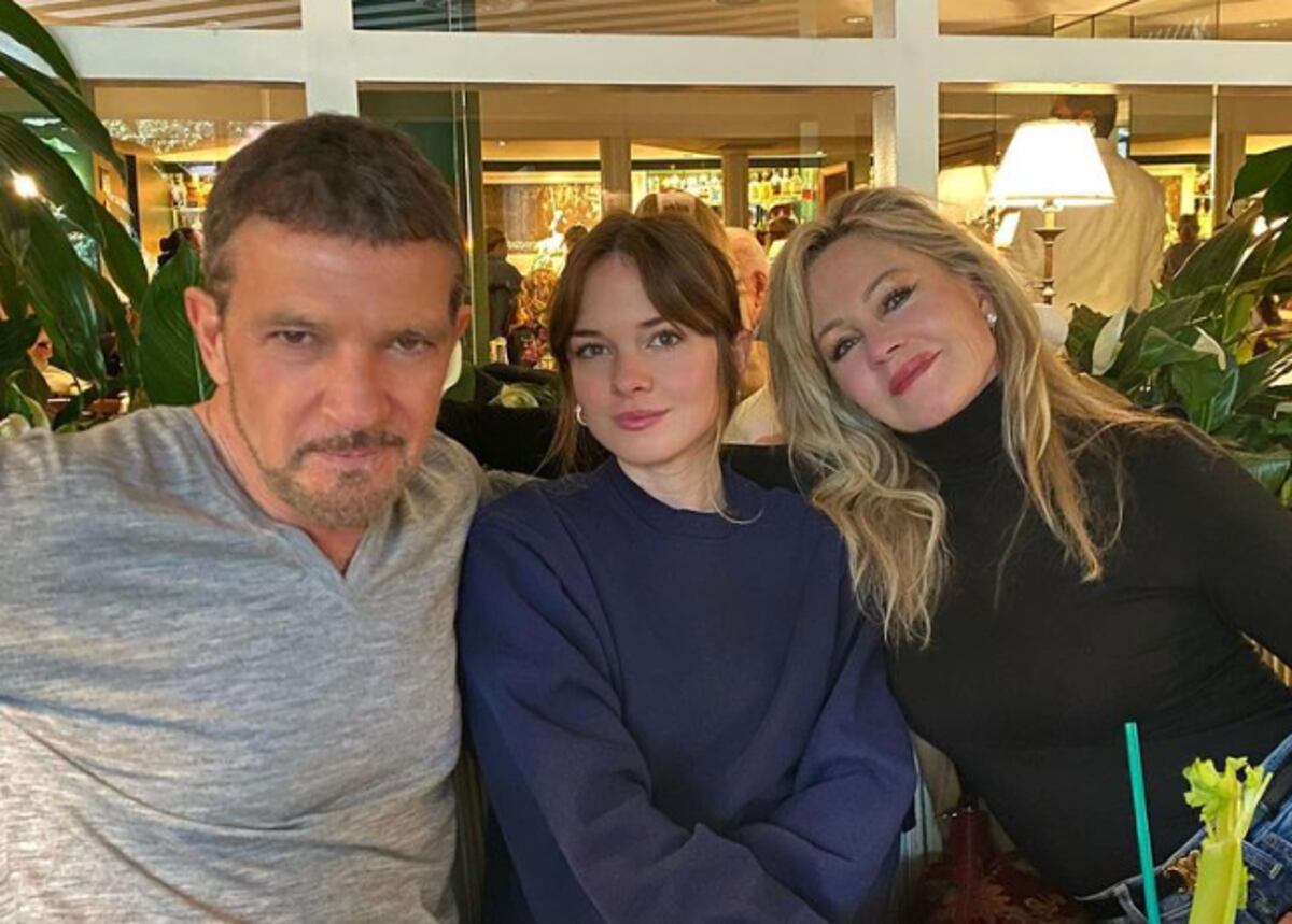 Stella Del Carmen Banderas con sus padres. (Instagram Antonio Banderas)