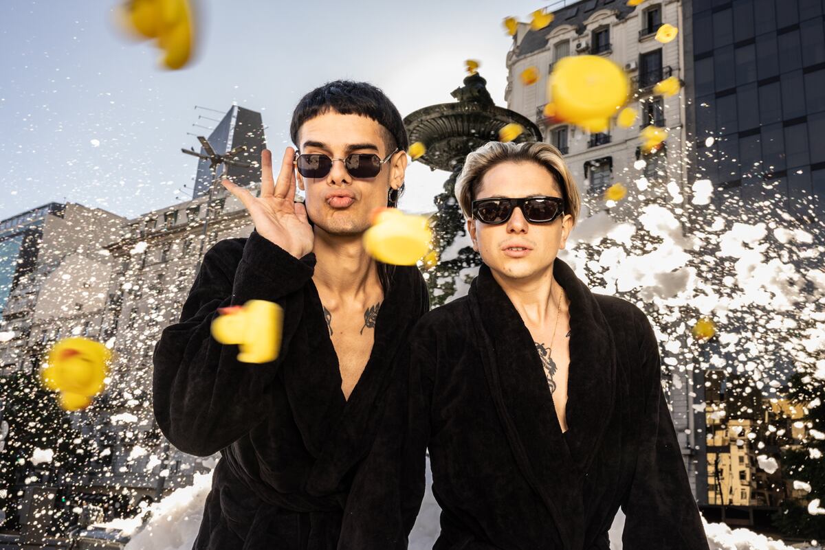Por el lanzamiento de "Baño María", su primer álbum, CA7RIEL & Paco Amoroso convirtieron una fuente pública en un jacuzzi. (Prensa/Guido Adler).