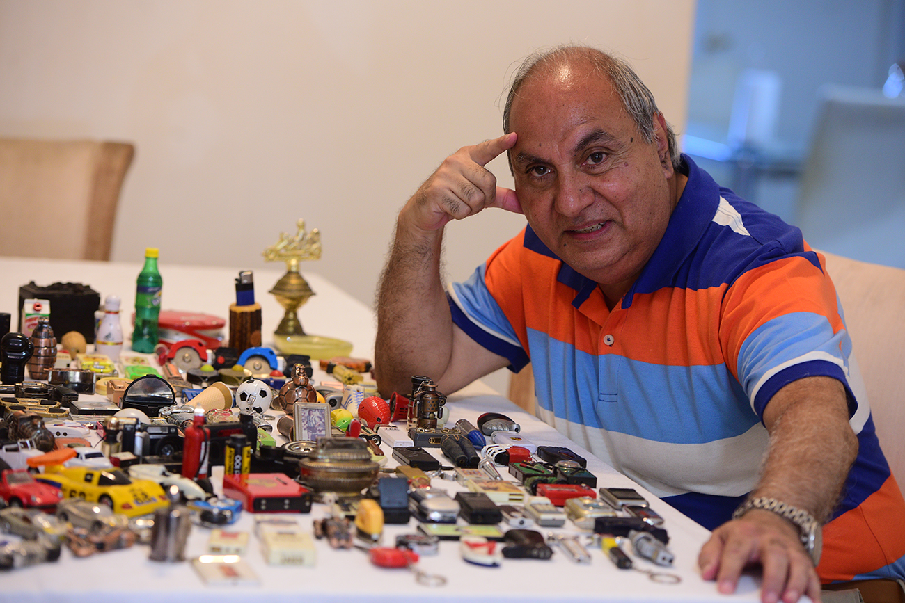 Rafael Cerezo, periodista y coleccionista, muestra a La Voz algunos de sus más de 400 encendedores. (José Gabriel Hernández / La Voz)