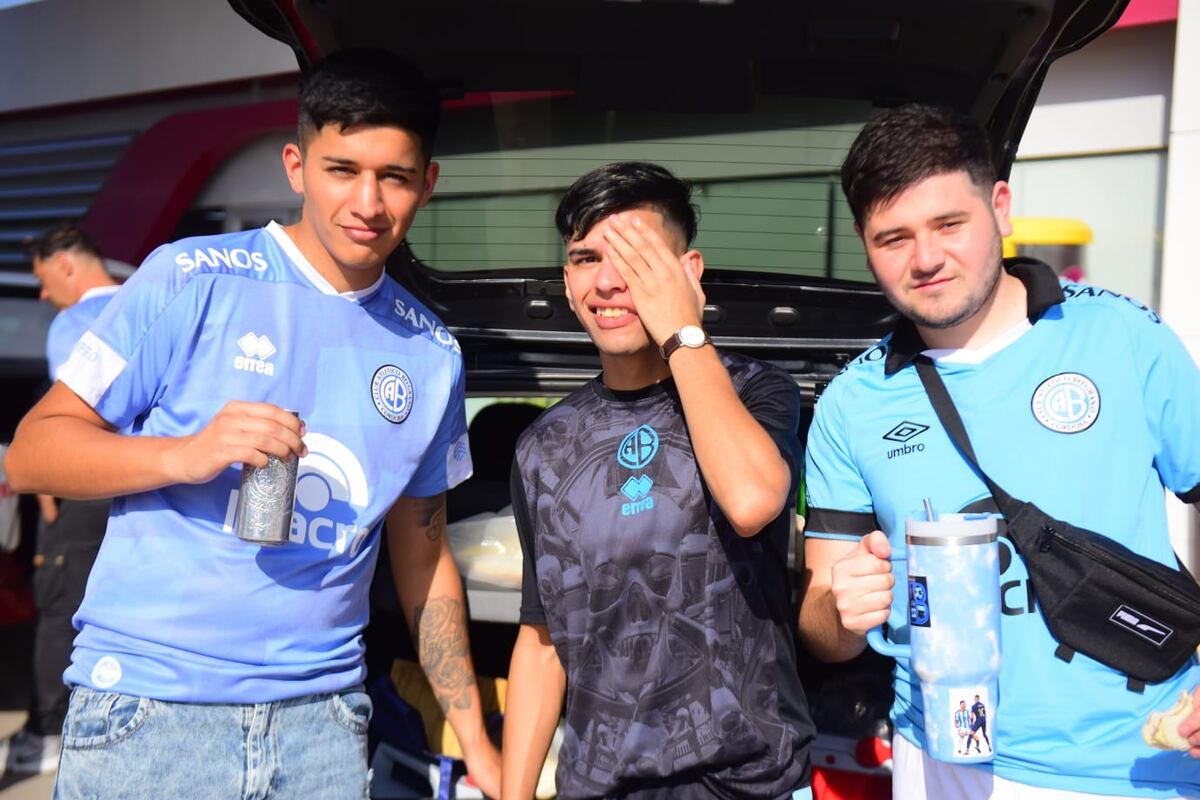 Hinchas de Belgrano copando la ruta para ir a Rafaela y asistir al partido con Real Pilar por los 32avos de final de la Copa Argentina. (José Gabriel Hernández / La Voz)