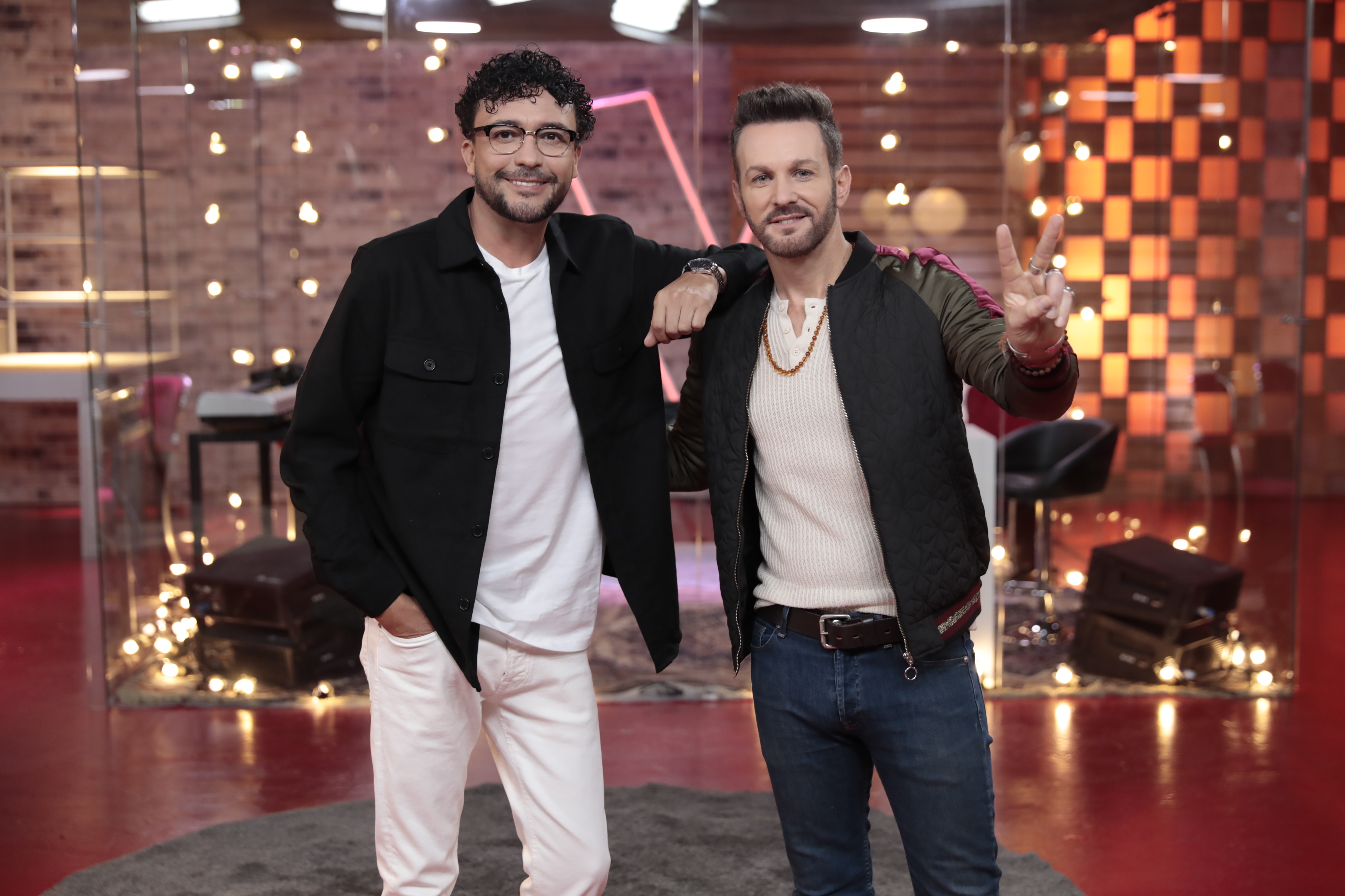 Andrés Cepeda, al momento de la bienvenida de Axel a "La Voz Kids Colombia". (Prensa Axel)