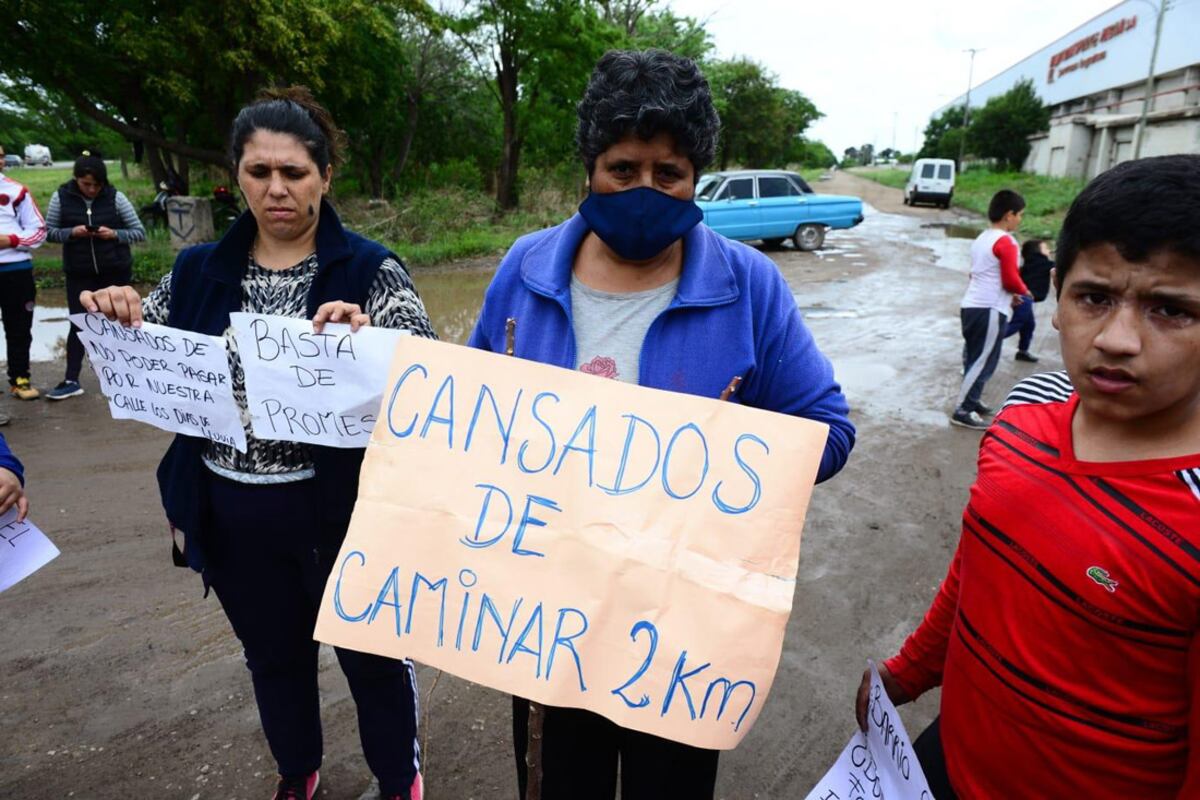 Vecinos del barrio Quintas de Ferreyra protestaron este martes para que arreglen las calles y los colectivos ingresen al barrio. (Foto / José Gabriel Hernández)