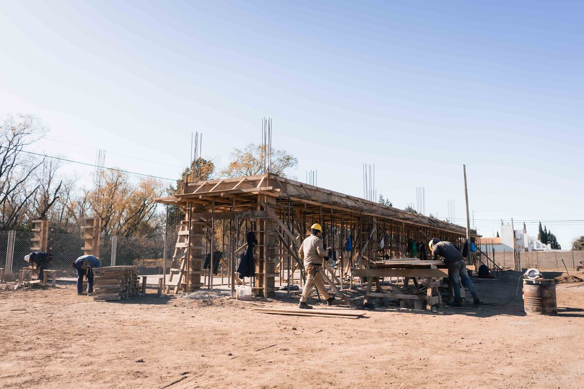 Obras. Llamosas recorre las obras en las futuras escuelas Proa y de oficios (Gentileza).