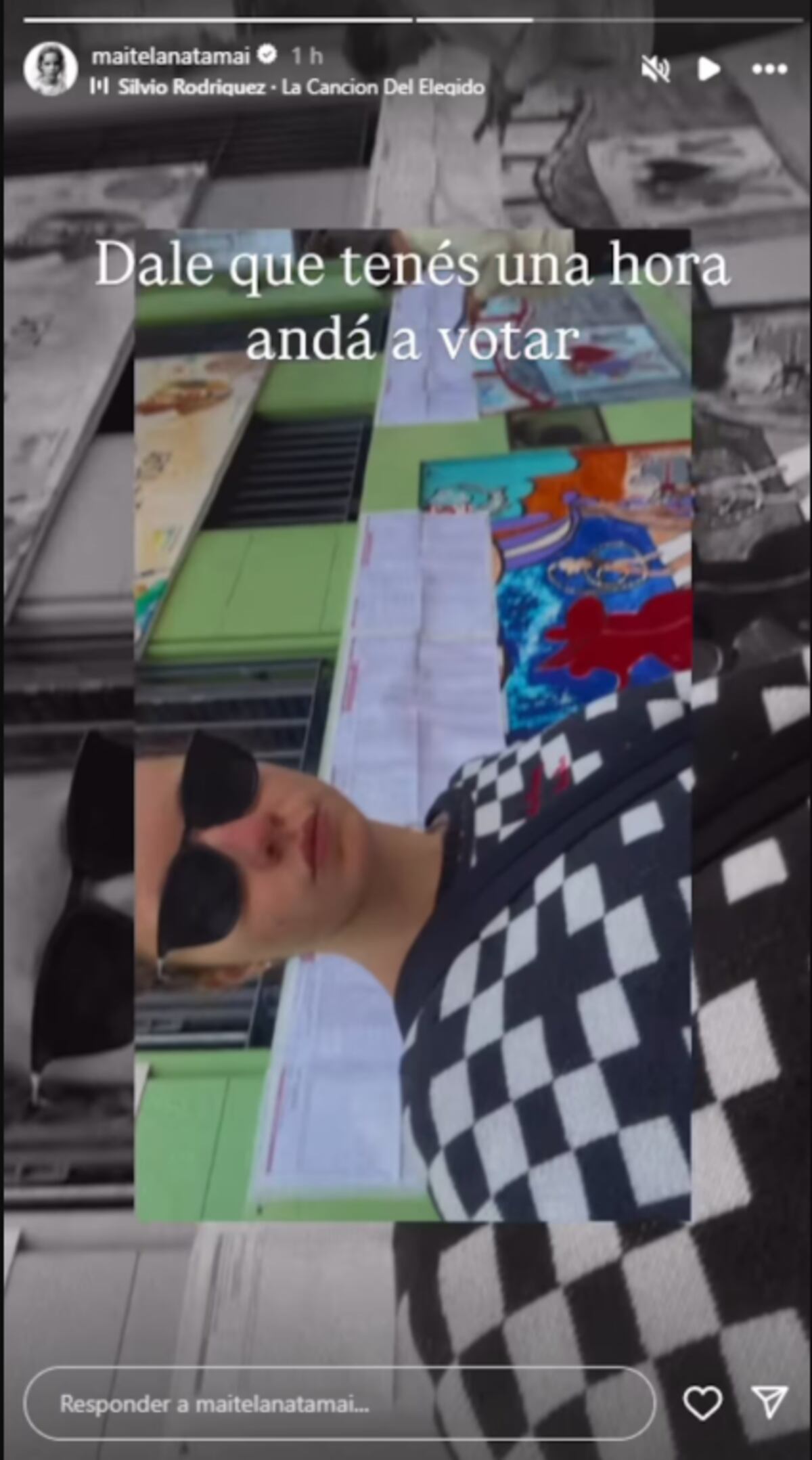 Maite Lanata saliendo de votar