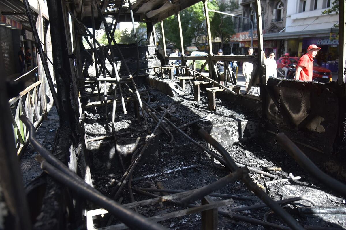 Se incendió un colectivo de la Tamse en pleno centro de Córdoba capital. Foto Ramiro Pereyra/La Voz