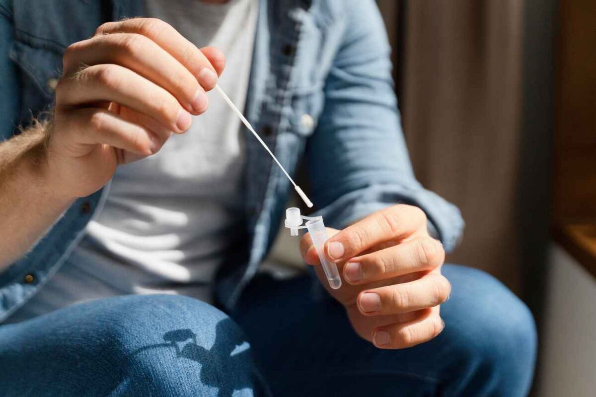 Lo que para muchas personas es un gesto rutinario, para médicos y especialistas es una práctica desaconsejada desde hace años. (Freepik)