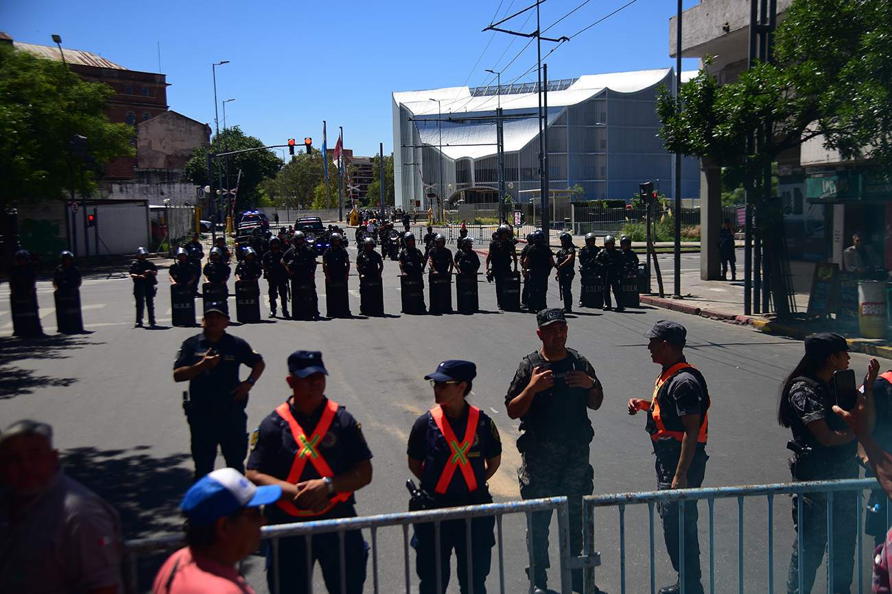 Protesta. Estatales de Córdoba marchan en rechazo al aumento de aportes para la Caja de Jubilaciones. Pedro Castillo  / La Voz