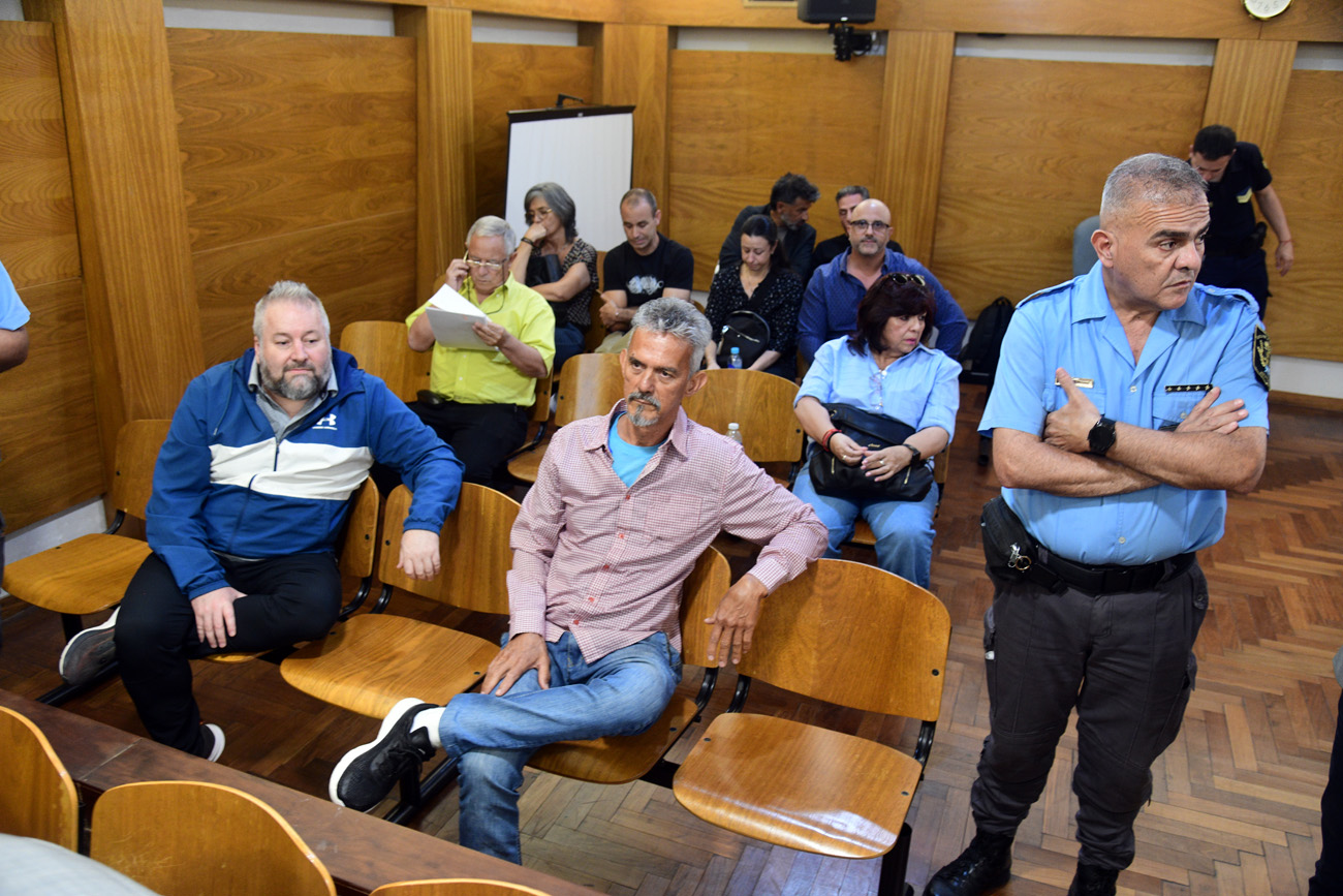 Acusados. La mayoría de los 12 acusados que están siendo juzgados en la Cámara 10ª del Crimen. (Ramiro Pereyra / La Voz)