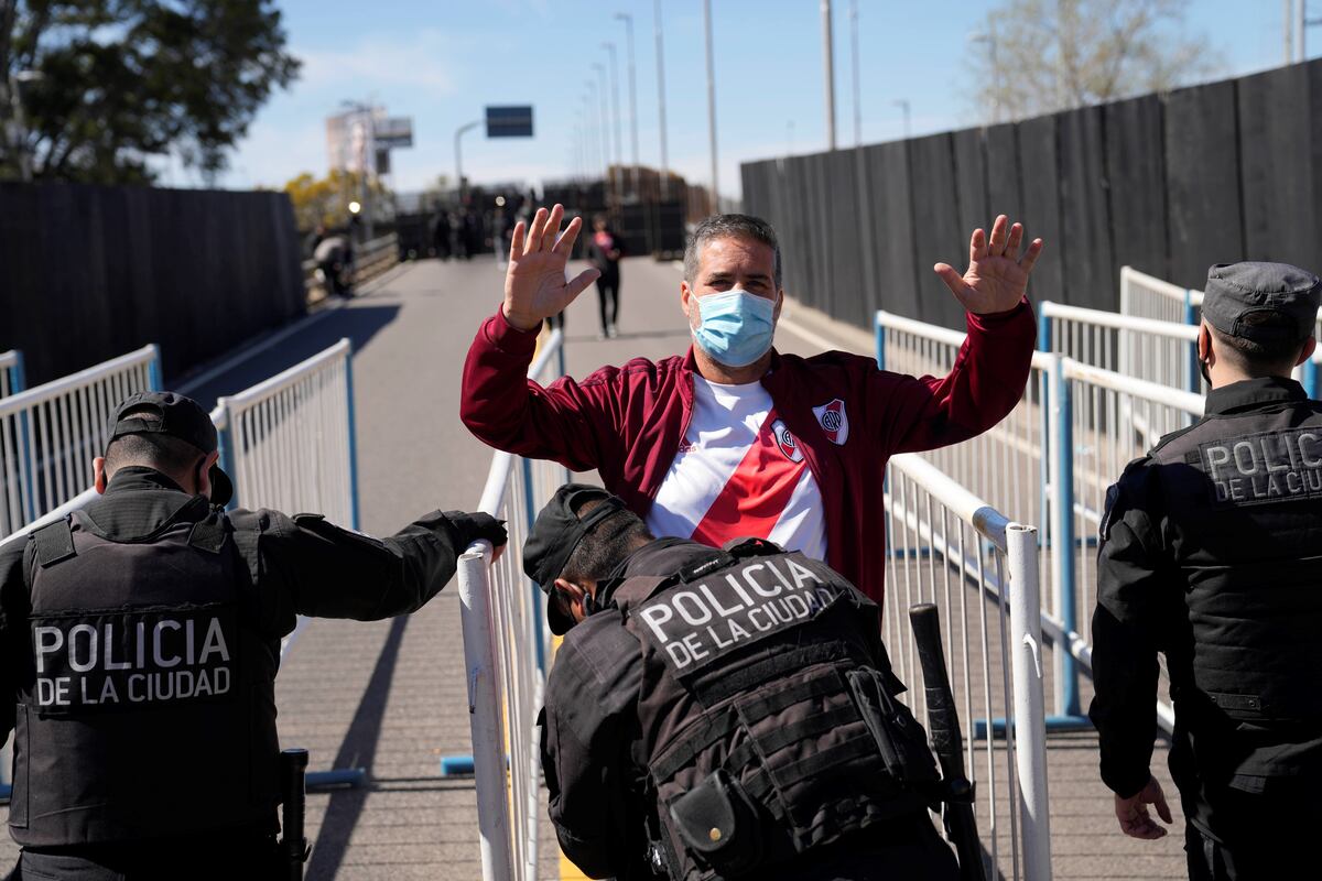Hinchas de River en la previa del Superclásico, disfrutando de su regreso a los estadios. (Foto: AP)