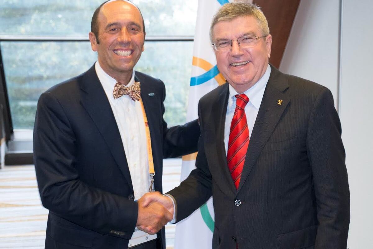 Aguerre y Thomas Bach, presidente del COI. Fernando cuenta cómo tejió las relaciones para lograr que su deporte sea olímpico.