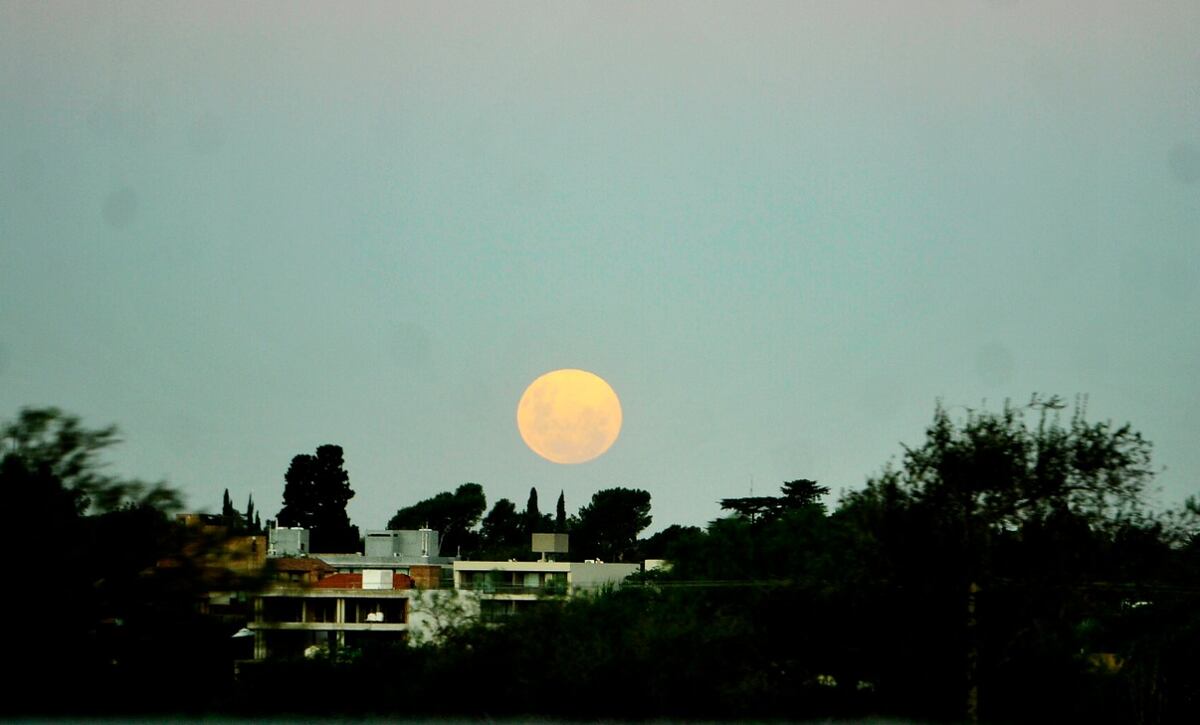 Superluna de abril. (Javier Ferreyra/La Voz)