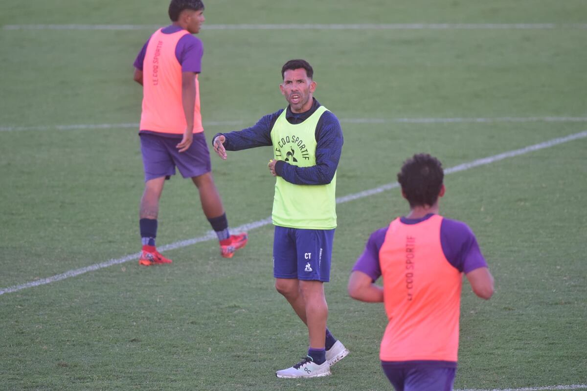 Talleres: el entrenamiento abierto reforzó el vínculo entre el plantel y su gente, en una tarde marcada por el viento y el aliento constante. (Javier Ferreyra / La Voz)