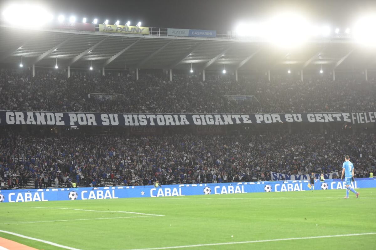 "Grande por su historia, Gigante por su gente", la bandera de Talleres que tiene toda una historia. (Facundo Luque / La Voz)