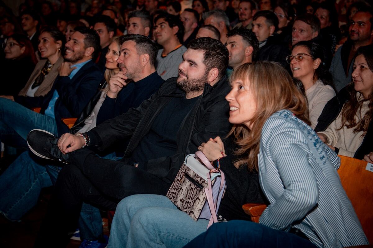 El intendente Marcos Ferrer y su esposa; la diputada Gabriela Brouwer de Koning y esposo; el jefe de gabinete Lautaro Villafañe y esposa, junto a la secretaria de Salud y Desarrollo Social Celeste Sánchez.