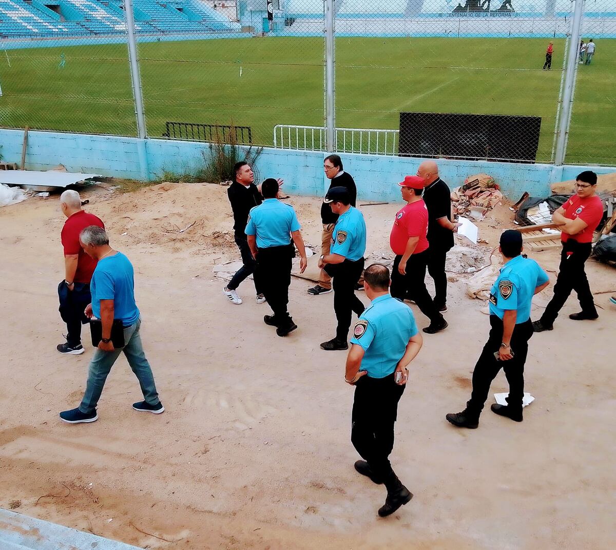 Autoridades de Cosedepro, Municipalidad, Bomberos y Policía, durante la recorrida por las obras en el Gigante.