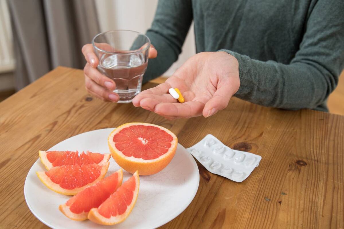 A pesar de la abundancia de vitamina C, no siempre es saludable el pomelo: sus sustancias amargas pueden tener efectos negativos sobre medicamentos si se los ingiere al mismo tiempo. (Christin Klose/DPA)