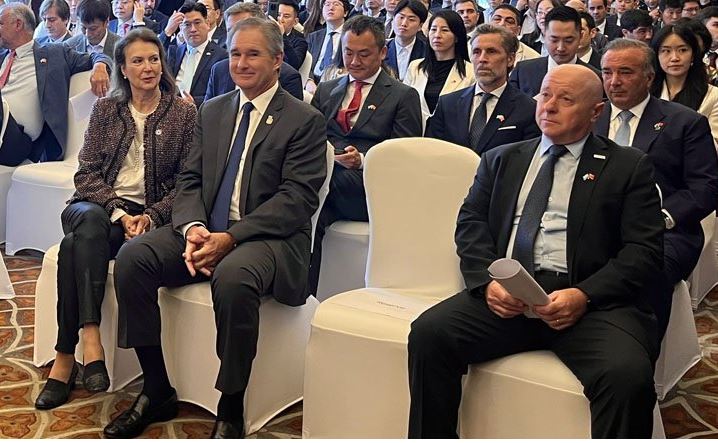 En China. La canciller Mondino y el secretario Bausili, al lado el cordobés Daniel Urcía, de la industria frigorífica, en una presentación en Shangái.