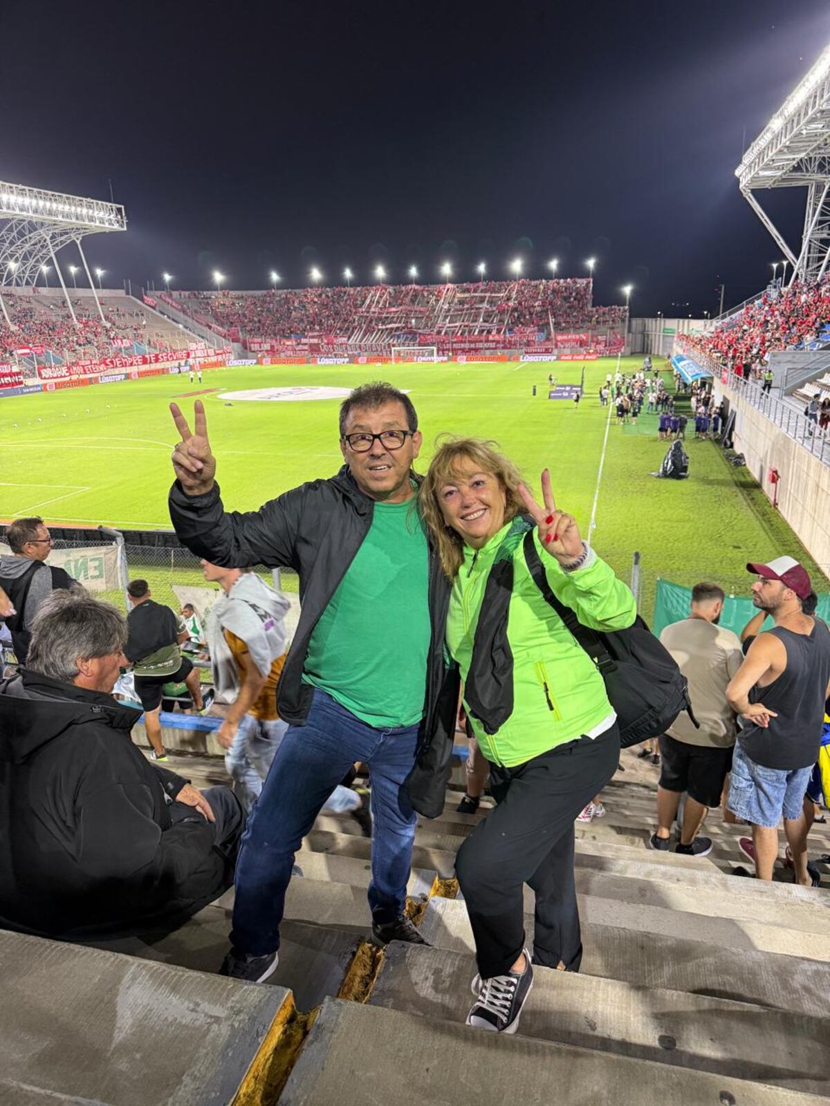 Hubo mucha gente de Sportivo Belgrano en el estadio de San Nicolás. Acá Silvana, Raúl y familia se fueron a ver la presentación de "la verde" por Copa Argentina ante Independiente. (La Voz)