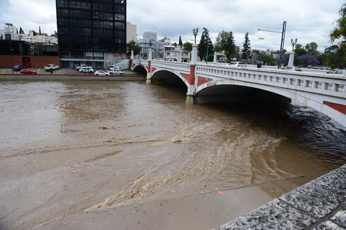 Crecida del río Suquía en avenida Costanera por la intensa lluvia en la ciudad de Córdoba. (José Gabriel Hernández / La Voz)