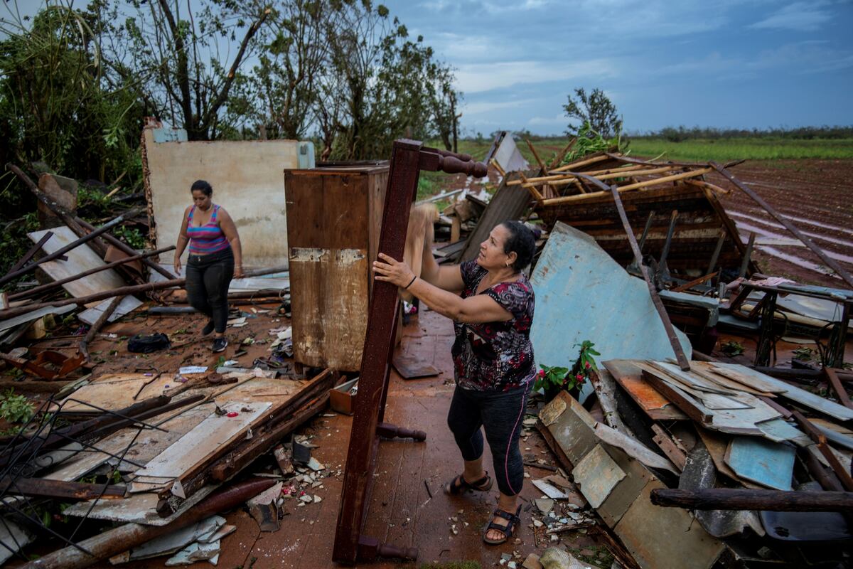 La gente revisa sus casas tras ser destruidas por el huracán Rafael, en Cuba, el jueves 7 de noviembre de 2024. (AP / Ramon Espinosa)