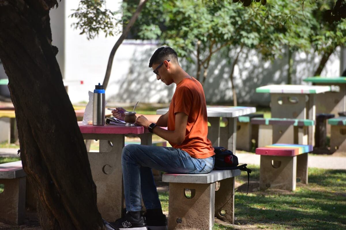 Un informe releva la disparidad de posibilidades de estudio entre jóvenes de sectores más o menos desfavorables .
UNC. Foto José Hernández/La Voz