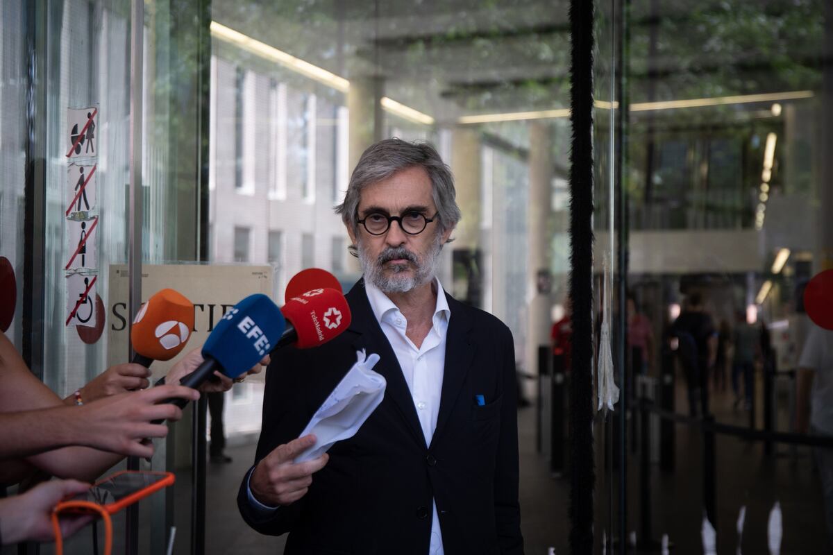 El abogado del futbolista Dani Alves, Cristóbal Martell, a la salida de la Ciutat de la Justícia después que la juez haya comunicado a su cliente su procesamiento por presuntamente agredir sexualmente a una joven en diciembre de 2022. (DPA)