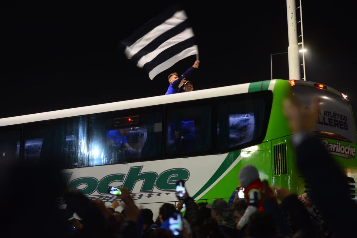 La hinchada de Talleres en el Kempes para recibir al plantel. (Facundo Luque y Javier Ferreyra)