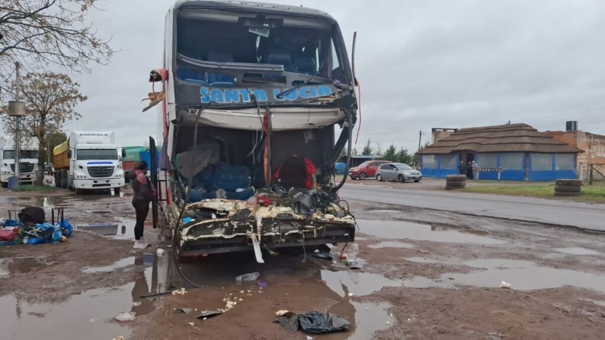 Así quedó el ómnibus tras la colisión en la ruta nacional 11.