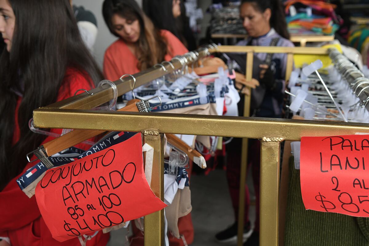El local continúo con precios accesibles y prendas para toda la familia. Cada cliente llevo por lo menos tres prendas. (Ramiro Pereyra / La Voz)