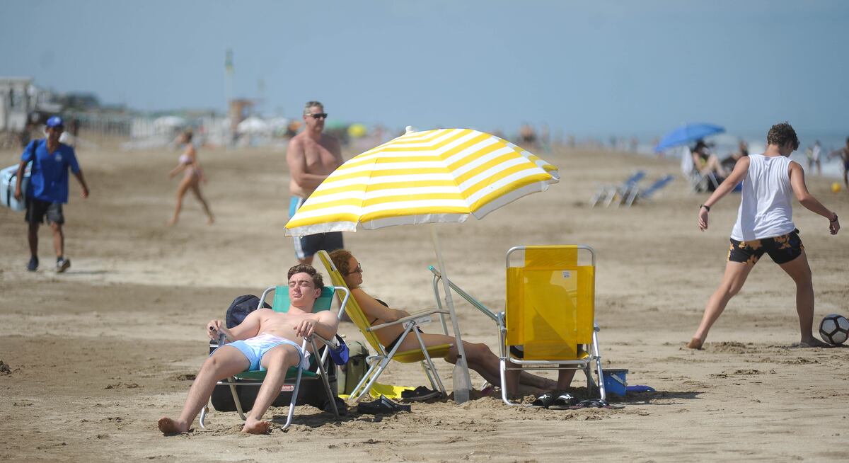 Si querés disfrutá del verano en Pinamar. Tenés que mirar la escala de costos para alquilar.

PINAMAR , costa atlantica Argentina
Temporada de Verano 2023 / 2024 
Playa del centro y norte Mar 
Foto Federico Lopez Claro