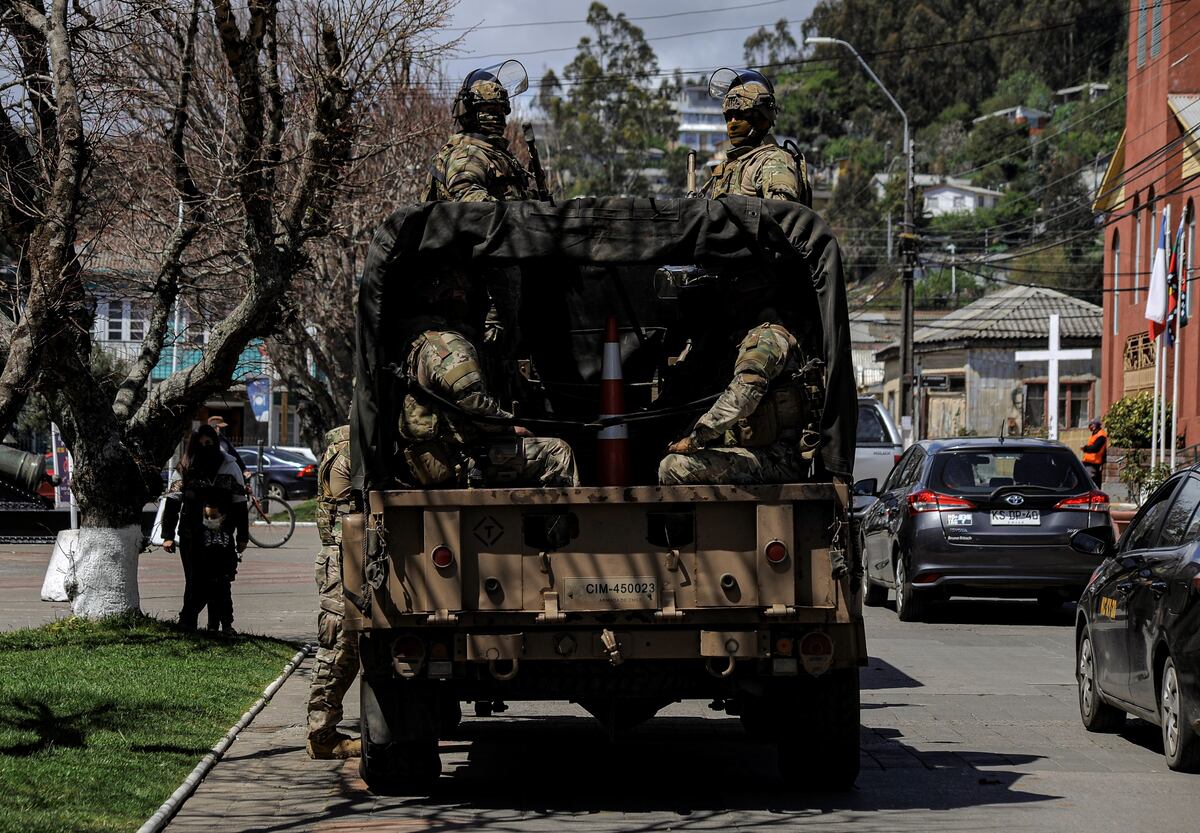Solados patrullan las calles de Arauco, en Araucania, una de las regiones bajo el estado de sitio. (AP)