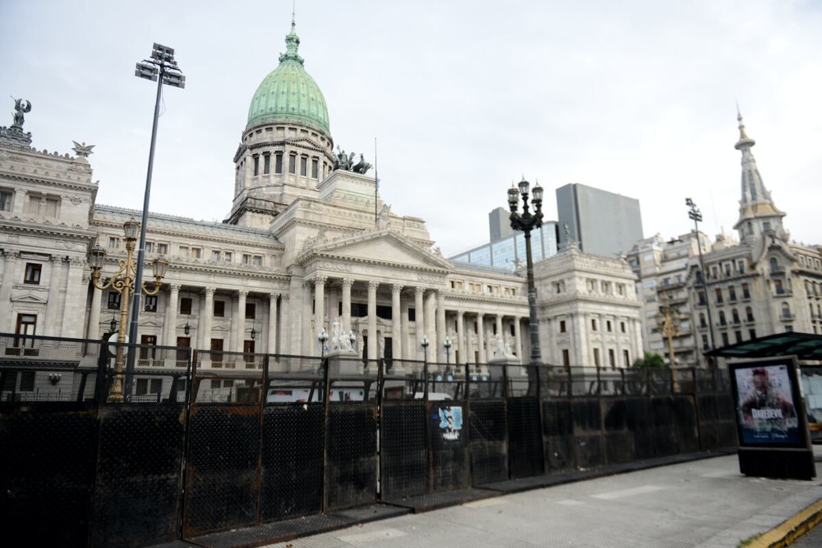 Fuerte operativo de seguridad frente al Congreso. (Clarín)