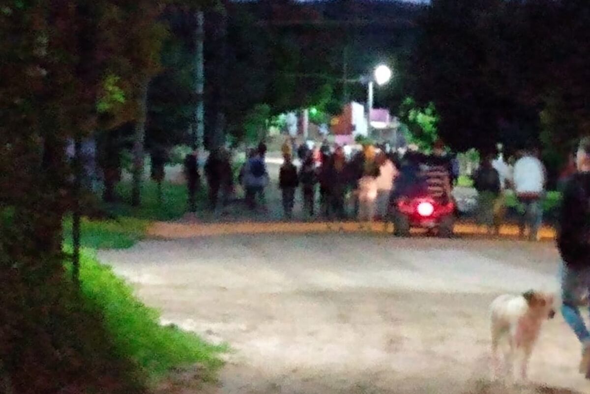 Denuncia. Una fiesta clandestina siendo desalojada en un barrio, con la Policía presente. (La Voz/Archivo)