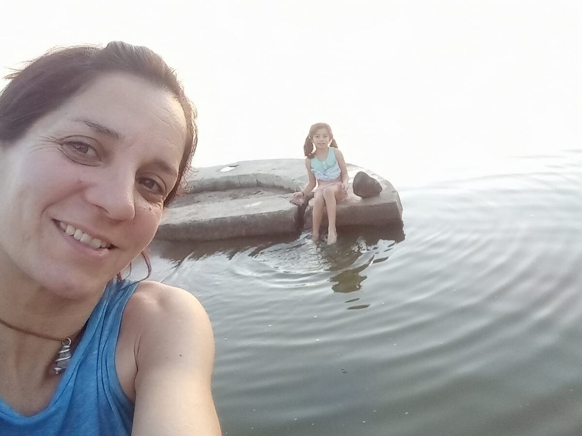 María Inés Irazoqui con su hija Liwén, en verano se dan baños de sol y sal en la aguna Mar Chiquita (gentileza María Inés Irazoqui)