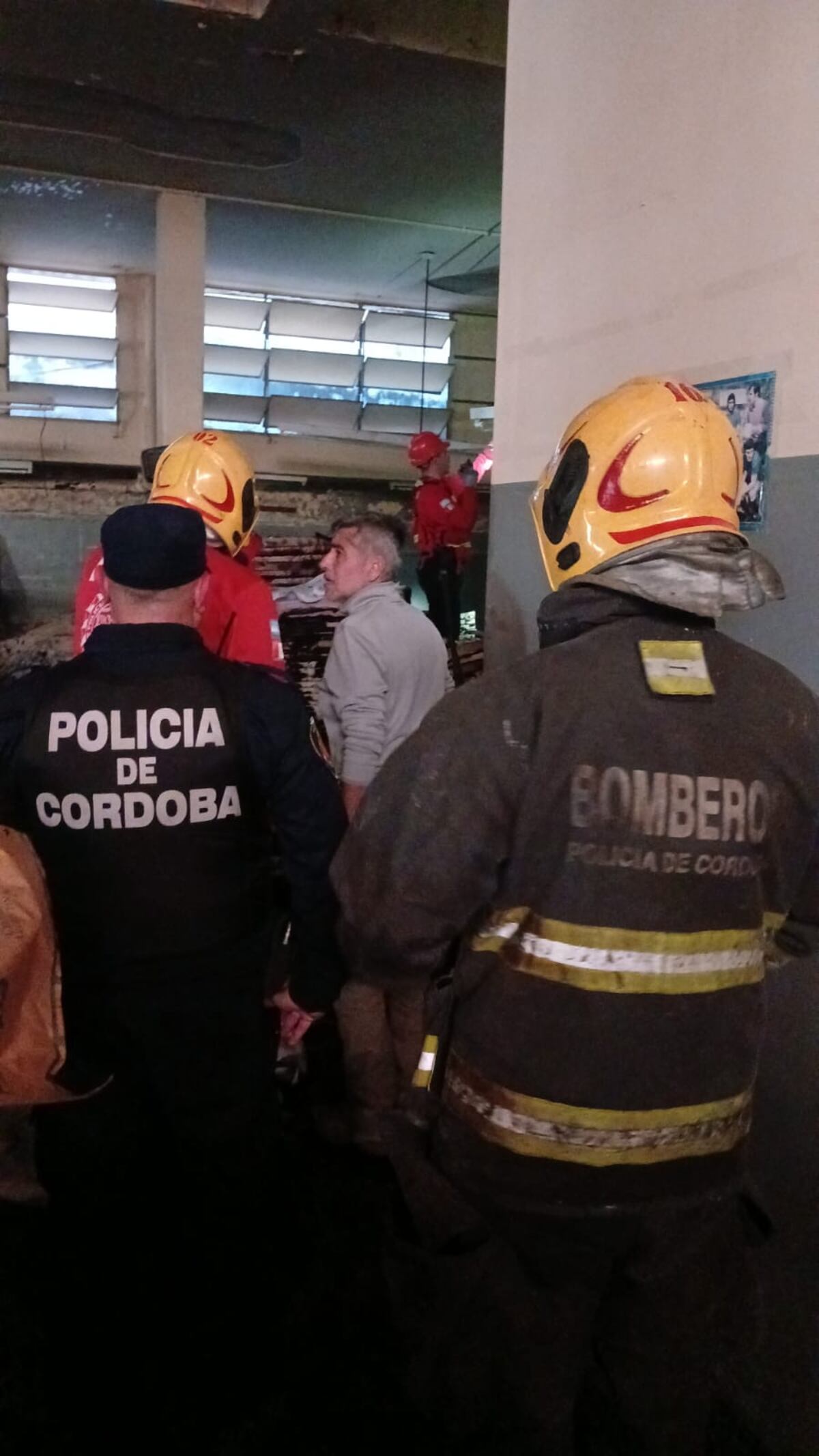 Junto a policías y bomberos, el ministro Quinteros recorre las instalaciones del Boletín Oficial. (Policía)