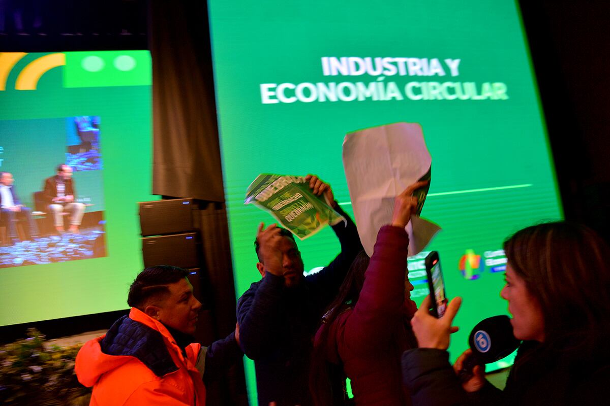 Protesta en la Conferencia Climática Internacional en Córdoba 2025 por el quebracho de la avenida Luchesse. (Pedro Castillo / La Voz)