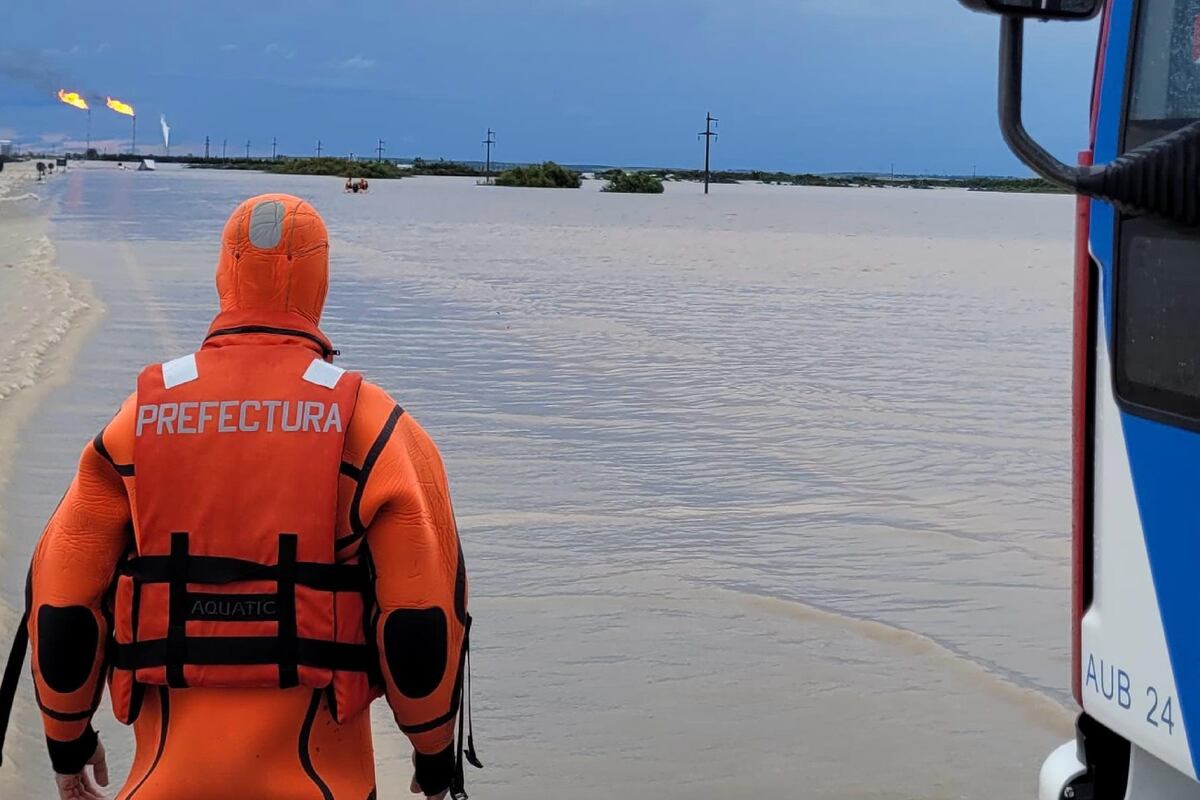 Prefectura Naval se encuentra abocada a un arduo operativo de asistencia en la ciudad desde la mañana del viernes. (X/ @PatoBullrich)
