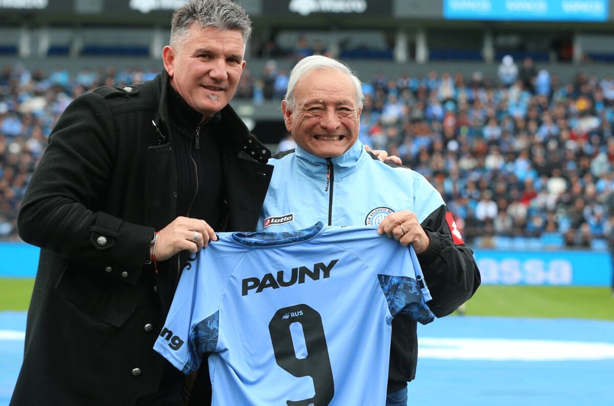 "Luifa" Artime, presidente de Belgrano, le entregó una camiseta a Arbulú. (Prensa Belgrano)