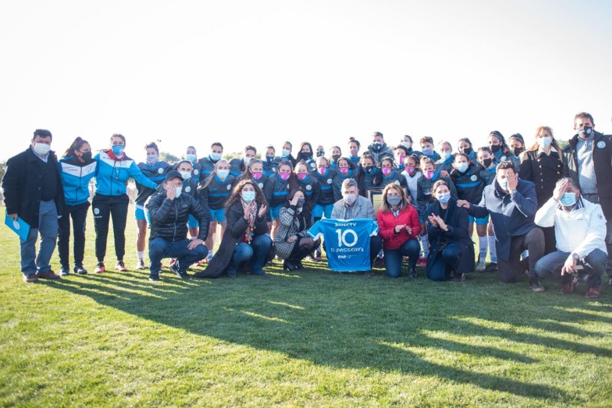Daniel Paserini con la Celeste en las manos. El vice intendente tras el reconocimiento al equipo femenino de Belgrano