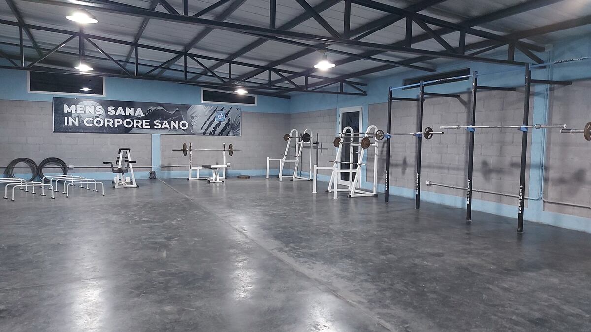 Estudiantes de Río Cuarto inauguró el gimnasio Pablo César Aimar, con la presencia del presidente Dagatti. (Prensa Estudiantes Río Cuarto).
