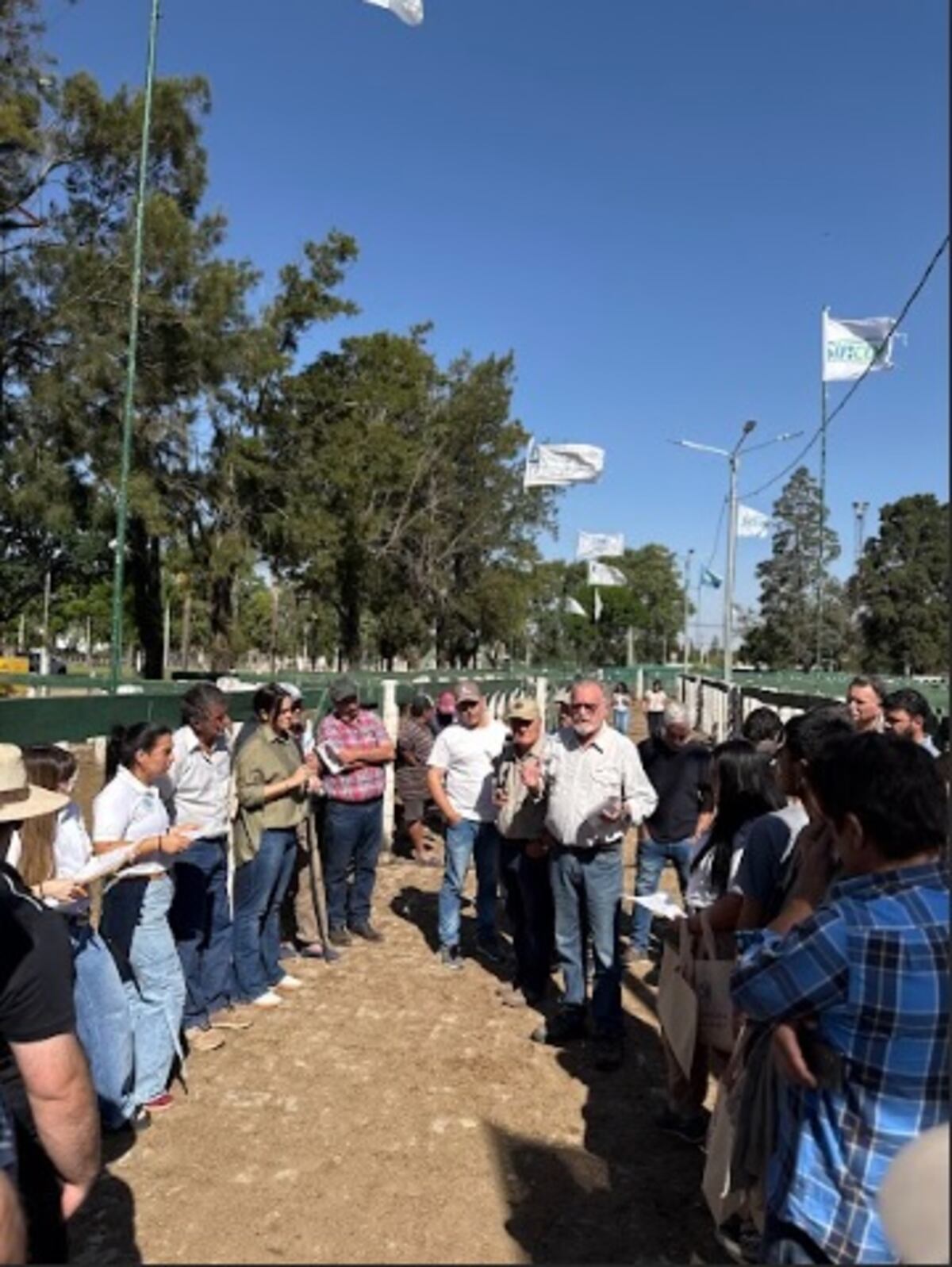 A CAMPO. Horacio Avila, en el predio de la Sociedad Rural de Jesús María, explica a los productores la jura del block test. (Gentileza SRJM)