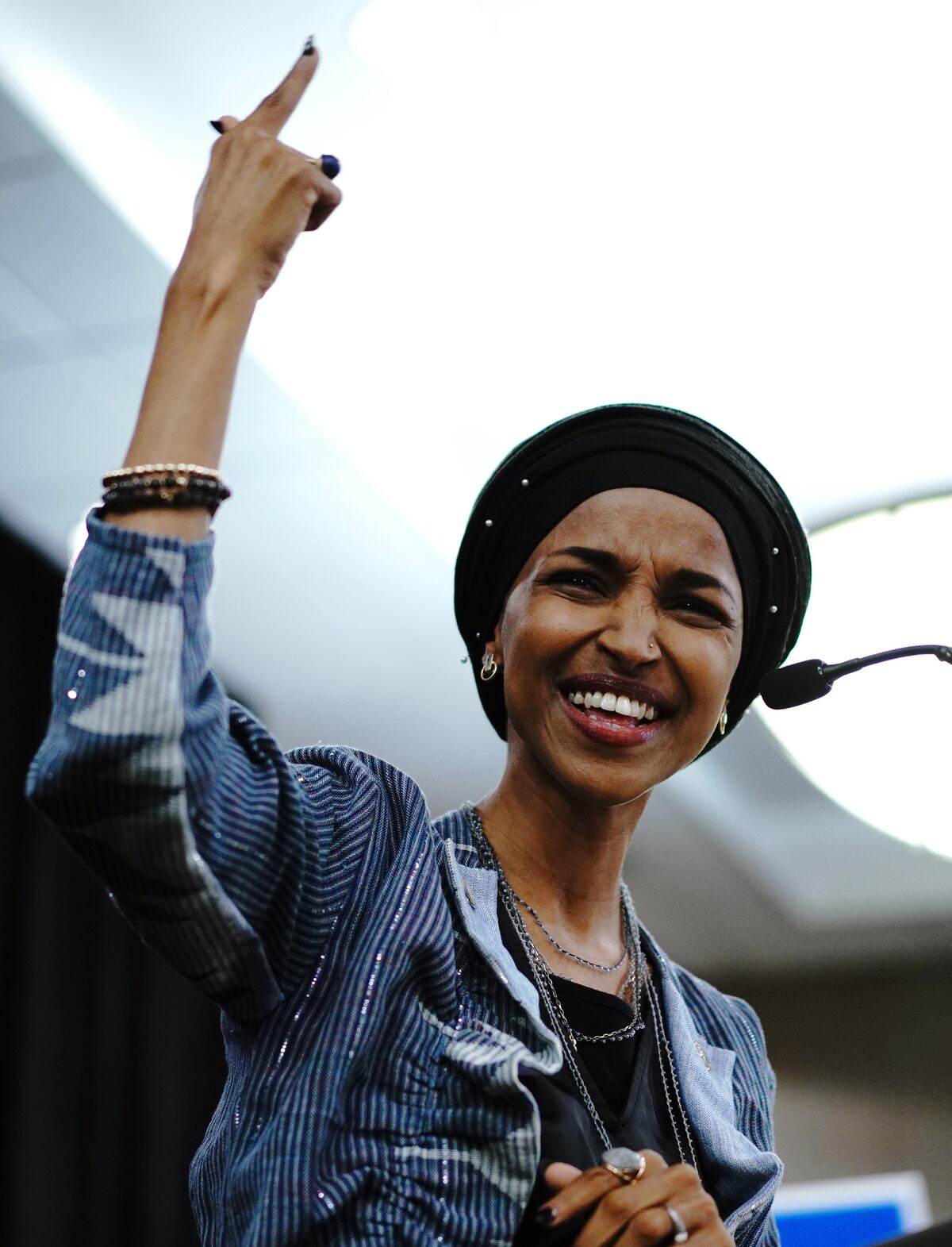 La somalí Ilhan Omar habla con sus votantes tras haberse convertido en la primera musulmana estadounidense de Somalia en ser elegida a la Cámara de Representantes de Minnesota.