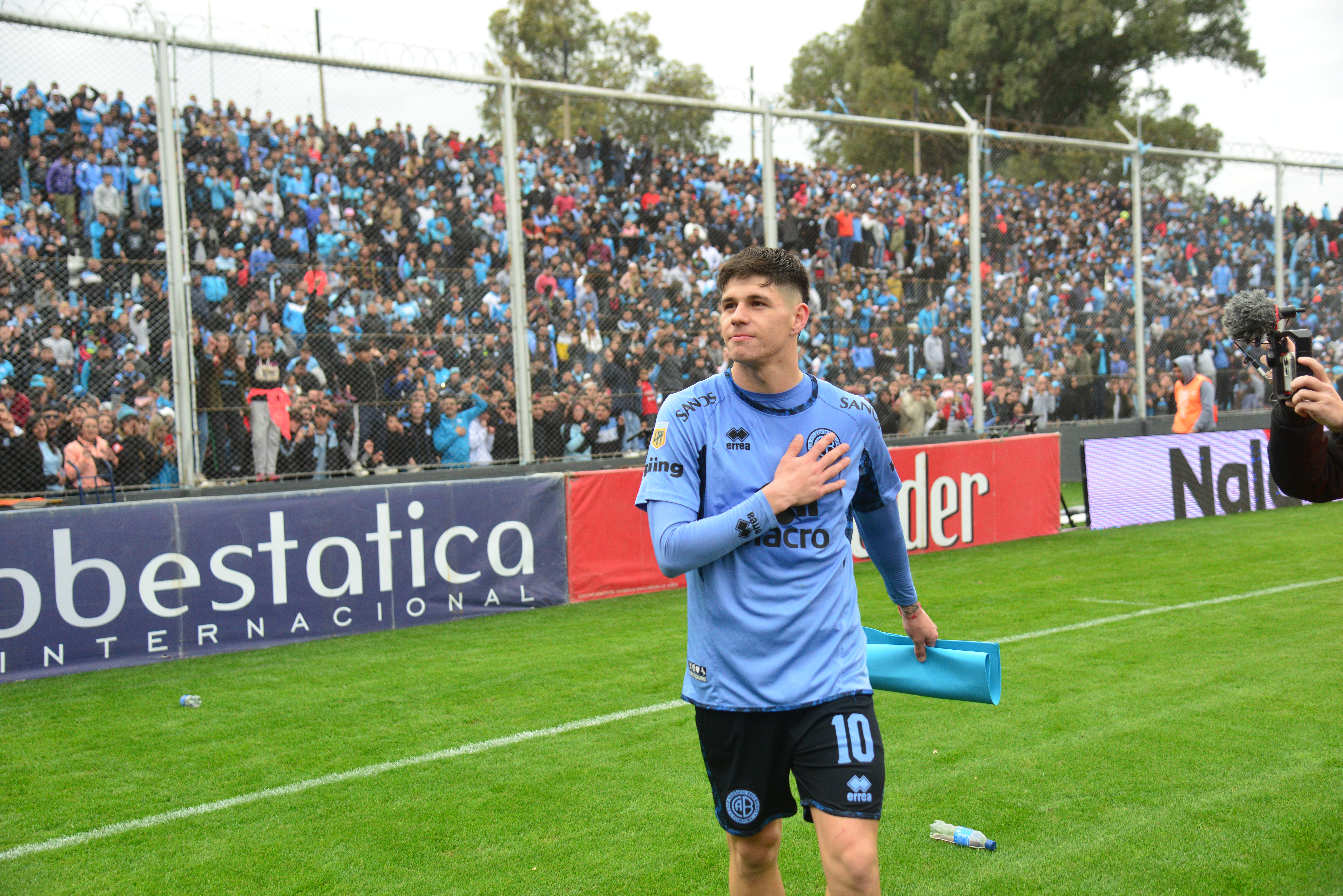 Bruno Zapelli se despidió de Belgrano en Alberdi en el partido ante San Lorenzo. Los hinchas le agradecieron su aporte. (Javier Ferreyra / La Voz)