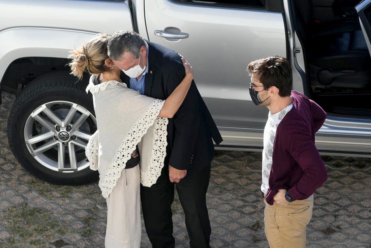 Valentina y Facundo, los hijos de la víctima apoyan al único acusado, su padre y viudo Marcelo Macarrón. (Tomás Fragueiro / La Voz)