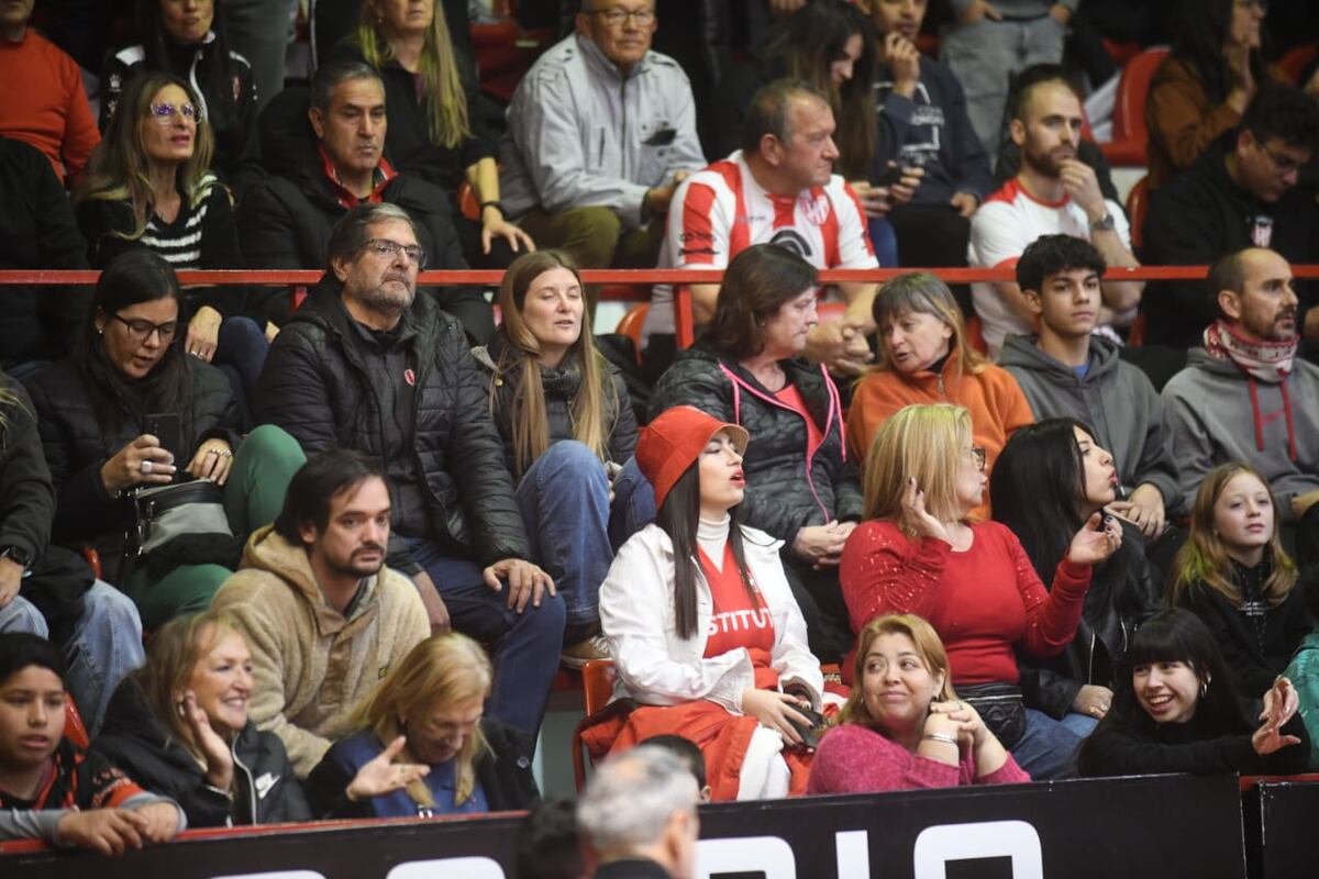El Sandrín a pleno para apoyar a Instituto en su partido ante Olímpico de La Banda, por el quinto partido de la serie semifinal de la Liga Nacional. (Javier Ferreyra / La Voz)