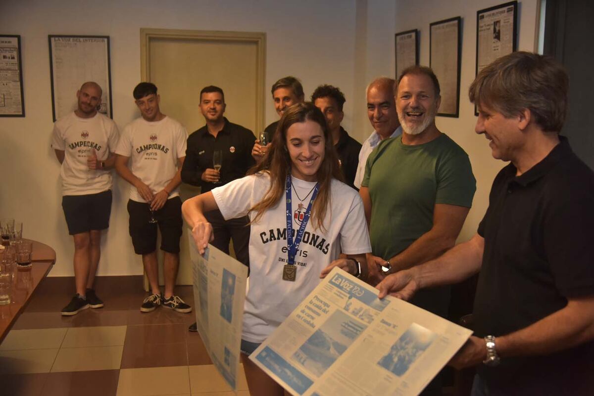 Florencia Nogueira, capitana de Universitario, recibe el reconocimiento de La Voz. (Facundo Luque / La Voz)