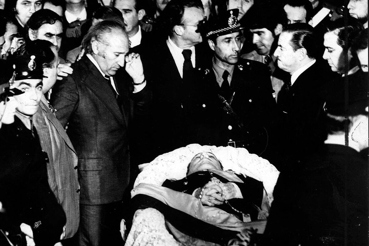 50 años de la muerte de Juan Domingo Perón. Imágenes del multitudinario sepelio en Buenos Aires. (Archivo Gentileza Clarín)