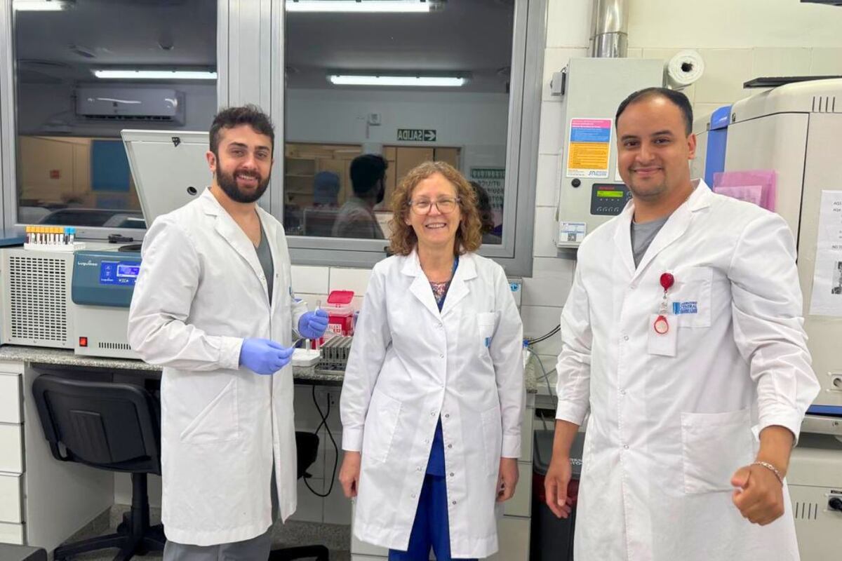 El equipo del Laboratorio Central del Sanatorio Allende adaptó procedimientos y utilizó equipos portátiles para realizar análisis clínicos directamente en territorio.