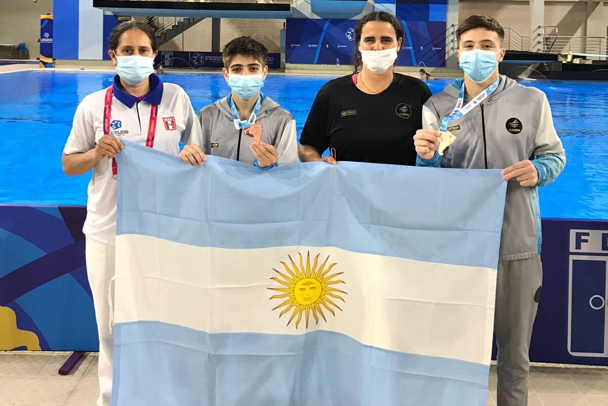 Genaro Capristo junto a su entrenadora Alicia Moselli y Manuel Iglesias. (Gentileza Alicia Moselli)